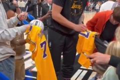 東契奇這人氣真可以！在灰熊主場也這么多球迷追著要簽名