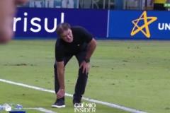 球隊被進(jìn)球！場邊庫卡憤怒踢球把自己搞傷！