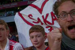 費爾明禁區(qū)線附近倒地裁判先給任意球，VAR回看后改判任意球