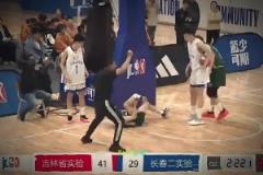 太恐怖了！小伙落地踩到籃球架90°崴腳變形 喬治親自發(fā)視頻鼓勵(lì)