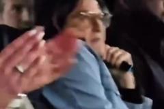 全家狠人姆巴佩任意球打進(jìn)后，看臺(tái)上的媽媽深吸一口電子煙