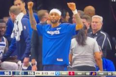 球隊大比分領(lǐng)先時沃克場邊嗨搖，若隱若現(xiàn)