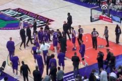 看起來傷得挺嚴(yán)重！杜蘭特在隊(duì)友們的攙扶下艱難離開球場