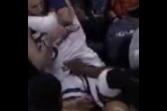 出生?。_突中，斯圖爾特用力抓迪文胯下