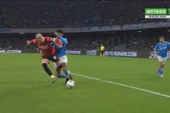 特奧禁區(qū)倒地造點(diǎn)！希門(mén)尼斯主罰點(diǎn)球直接被門(mén)將沒(méi)收！