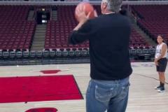 老球迷看背影能認(rèn)出這是哪位公牛名宿嗎？？？