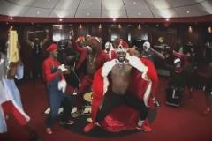 笑死！當(dāng)年熱火隊更衣室的群體尬舞：鳥人率先出場 老詹頭戴皇冠