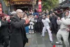 甲亢哥被畫成了熊貓臉，這下黑臉看不出來了