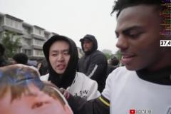 路人送“大張偉”給甲亢哥，看到背面后甲亢哥驚呼：ni**er