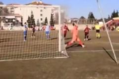 明目張膽了是吧！在荷蘭較低的聯(lián)賽中，裁判打進(jìn)了一粒進(jìn)球！