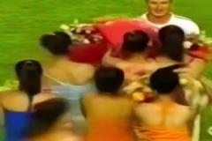 03年皇馬中國(guó)行，啦啦隊(duì)小姐姐看到小貝陷入瘋狂，大羅：…