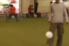 江湖流傳著卡卡左右腳同時(shí)顛球的傳說