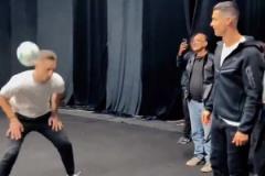 這動作強啊！小伙空翻襠部接球讓C羅驚呼