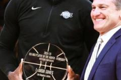 歷史最老月最佳球員！40歲詹姆斯領(lǐng)取2月西部最佳球員獎(jiǎng)杯