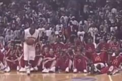 父與子！18歲詹姆斯與19歲布朗尼，參加肯德基扣籃大賽動作對比！