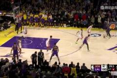 差點(diǎn)要命了！詹姆斯最后時刻單挑申京想造犯規(guī)，結(jié)果離譜失誤！