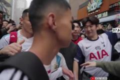 甲亢哥一臉厭惡看著“梅西”，但“梅西”還是想和甲亢哥合影