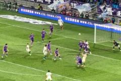 望平安，實拍斯帕吉奇受傷瞬間：爭頂后失去平衡后腦重重砸地