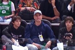 吉諾比利&帕克現(xiàn)身馬刺主場看球 馬努雙胞胎兒子發(fā)量可以啊