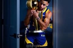 美國網(wǎng)友用AI惡搞：庫里偷走老詹15-16賽季冠軍獎杯，隨后被老詹親手逮捕