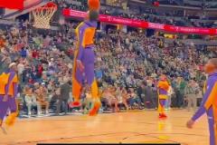 嗖一下就蹦老高！布朗尼接彪叔助攻，高飛劈扣