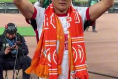 廖力生賽后走向泰山隊球迷謝場，留下了眼淚