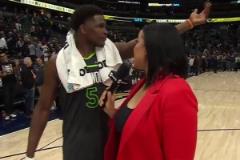 愛德華茲賽后采訪將沃克叫到身邊：他才是今天的MVP！