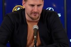 約老師 ！要不考慮一下湖人，他們迫切需要一個中鋒