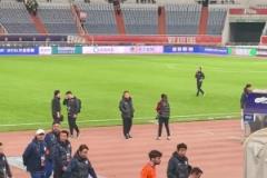 賽后球員離場時，球迷對著崔康熙喊下課！