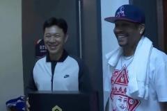 小艾很懂哈！艾弗森此前中國(guó)行給“沙書記”扮演者張豐毅贈(zèng)送禮物