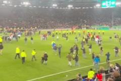 這就是足球！德丙球隊比勒菲爾德淘汰勒沃庫森，賽后球迷沖場慶祝
