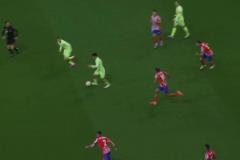 一氣呵成！亞馬爾連停帶過外圍抽射偏出球門！