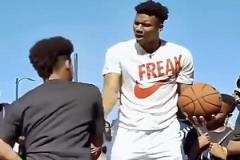 聯(lián)盟球星戲耍小學(xué)生名場面！這操作就有點不講武德了！