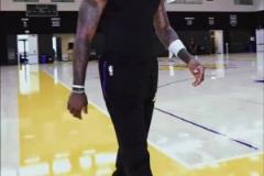 這個造型怎么樣？球迷P圖把詹姆斯的胡子“刮”掉了！