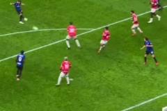 現(xiàn)場實(shí)拍：恰球王飛火流星擊穿邁尼昂，瞬間點(diǎn)燃藍(lán)黑擁躉