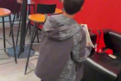 像不像看球的你！武磊帶兒子在白玉碗包廂看球，還得教兒子學(xué)數(shù)學(xué)