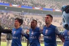 再次逆轉(zhuǎn)取勝，申花眾將賽后與現(xiàn)場球迷興奮慶祝！