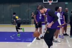 東契奇秀足球腳法，輕松自然，一看就是有天賦的