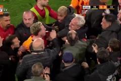 死敵！費(fèi)內(nèi)巴切vs加拉塔薩雷上演全武行！主裁判3張紅牌熄火！