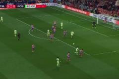 亞馬爾挑傳禁區(qū)！孔德插上挑球過人射門打飛了！