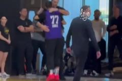 名宿來了大加索爾今日來到湖人訓(xùn)練館，與東契奇擁抱致意