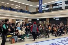 臥槽！大連商場內(nèi)眾人看馬萊萊點球不進(jìn)反應(yīng)