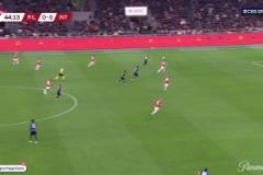 晃暈對手！萊奧禁區(qū)內(nèi)晃過防守打門被撲出！