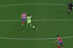 亞馬爾中場帶球直塞！拉菲尼亞禁區(qū)內(nèi)小角度打門被撲！