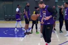 皇馬出品！東契奇訓(xùn)練中秀了一波顛球 肩膀停球后飚進(jìn)三分