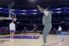 真可愛捏！詹姆斯今日背帶褲入場，熱身中圈三分哐哐進(jìn)