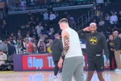 東契奇今天是把黑絲給套在手臂上了嗎？