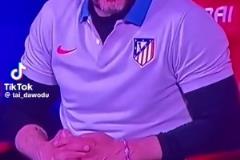 國王杯被巴薩淘汰后，西蒙尼被拍到坐在替補席強忍淚水