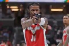 河里！網(wǎng)友惡搞：莫蘭特回防時(shí)突然掏手槍對(duì)著觀眾