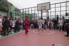 甲亢哥和“梅西”街頭1v1斗牛，進球后對“梅西”一頓怒吼